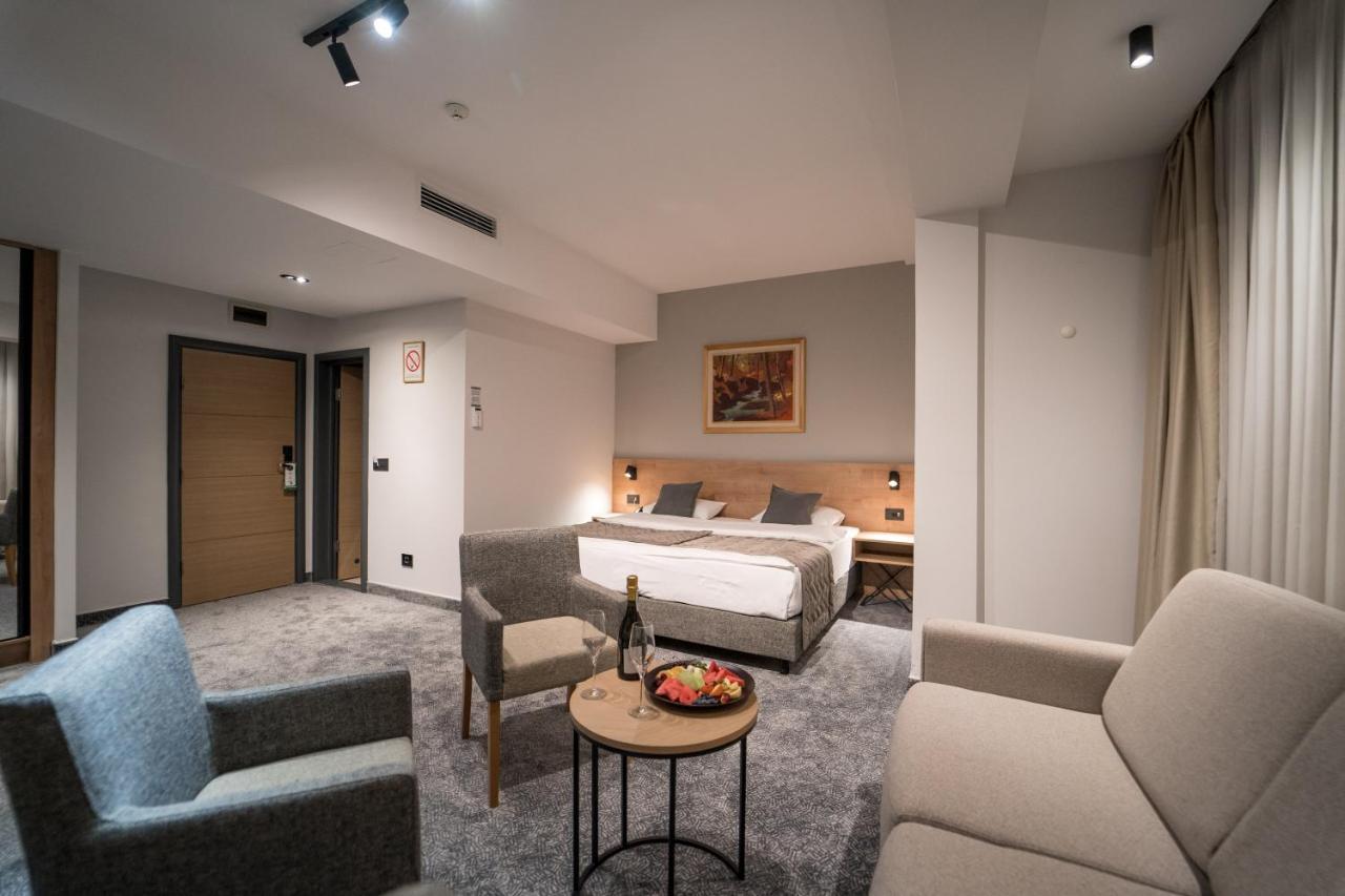 Hotel Mona Plaza